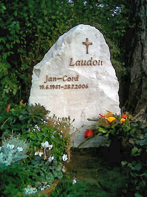 Der Grabstein wurde am 19. Oktober 2006 gesetzt.